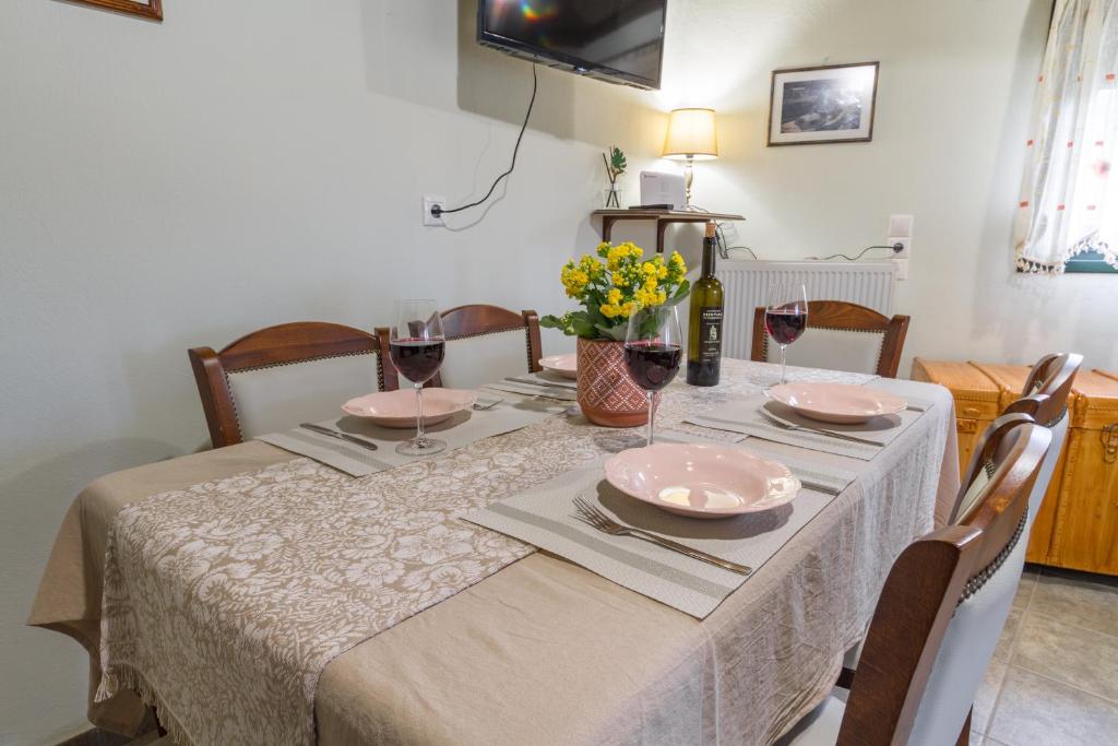 Televízia a/alebo spoločenská miestnosť v ubytovaní Konstas Stone Island House in Meganisi