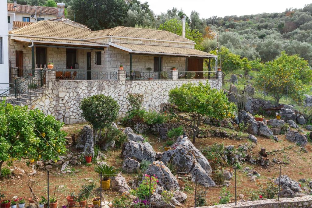 Vonkajšia záhrada v ubytovaní Konstas Stone Island House in Meganisi