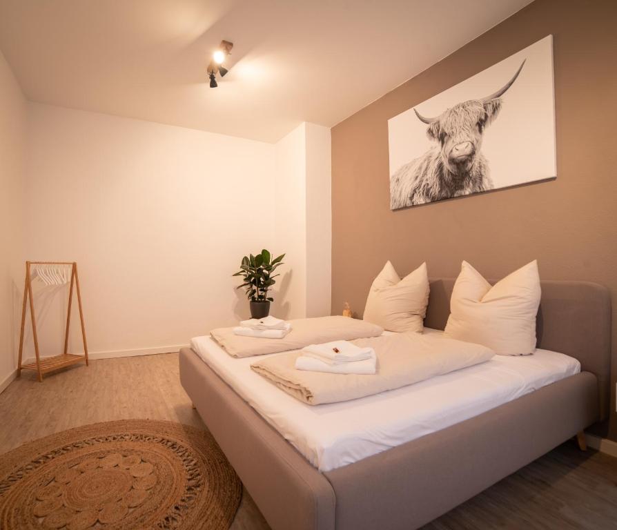 1 dormitorio con 1 cama con una foto de una vaca en Exklusive Wohnung mit Kingsize-Bett I 75qm I am See I Netflix I gratis Kaffee & Teeangebot en Chemnitz