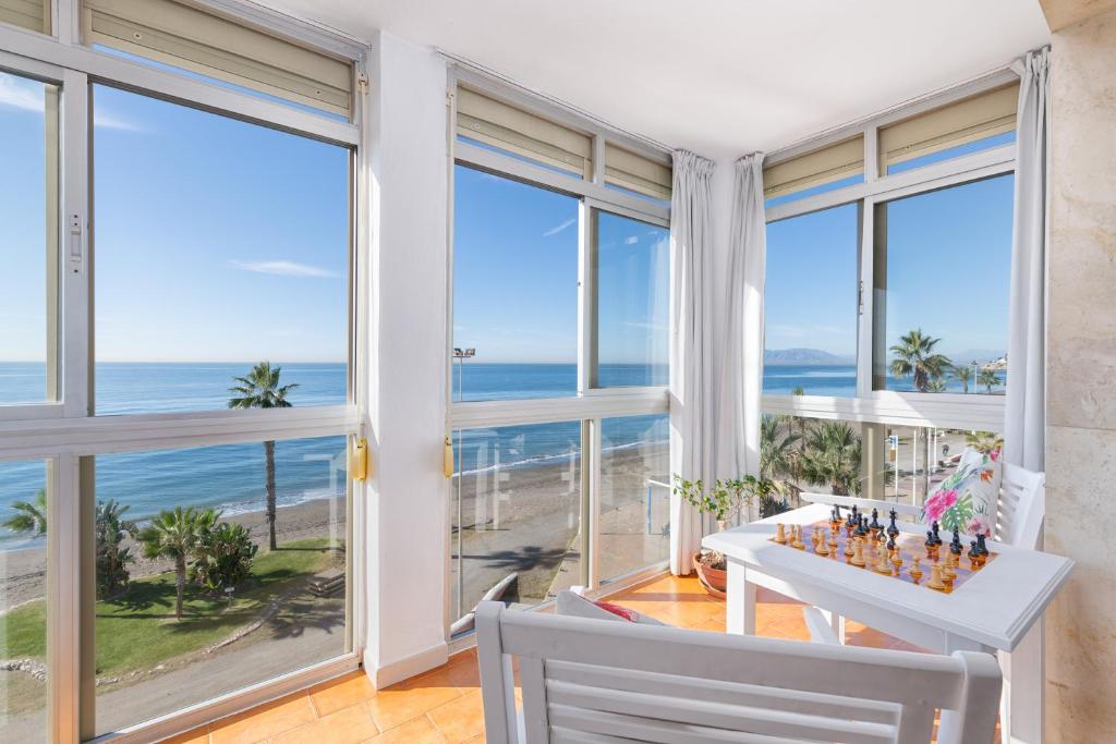 - une salle à manger avec vue sur l'océan dans l'établissement Amazing Sea View Apartment and Relax Area, à Rincón de la Victoria