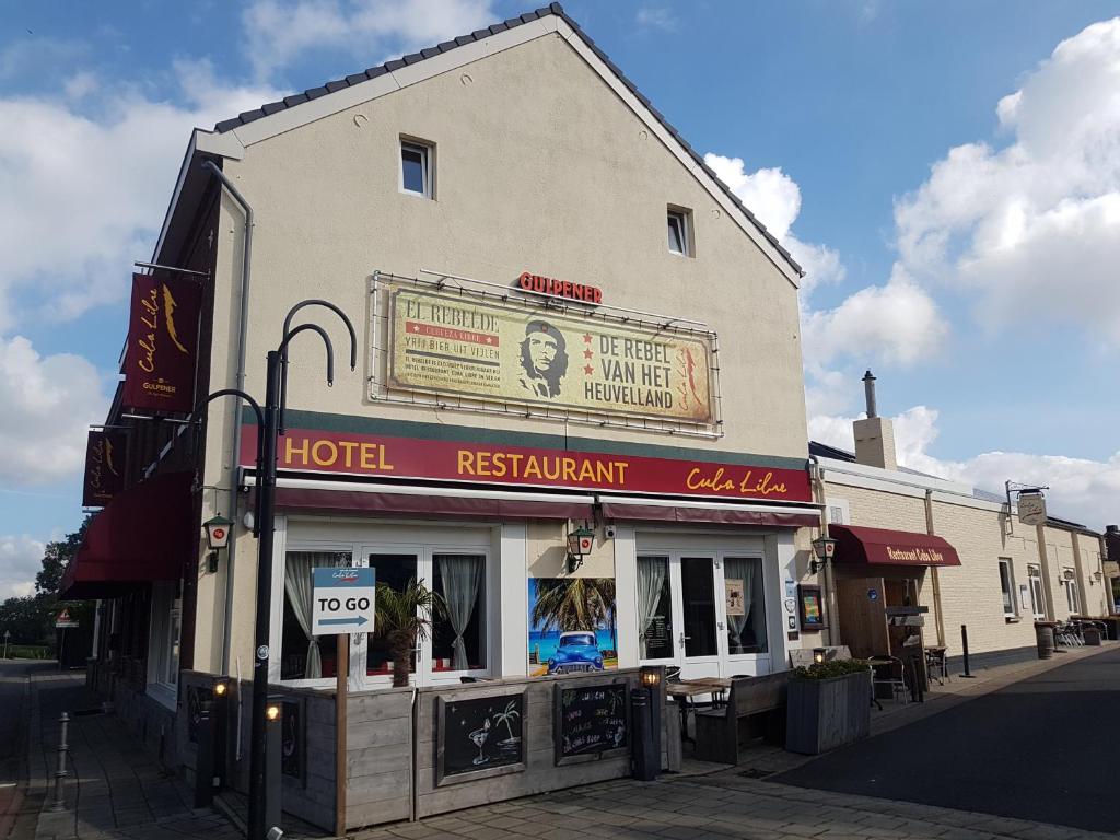 ein Gebäude mit Schild für ein Hotel auf einer Straße in der Unterkunft Hotel Cuba Libre in Vijlen