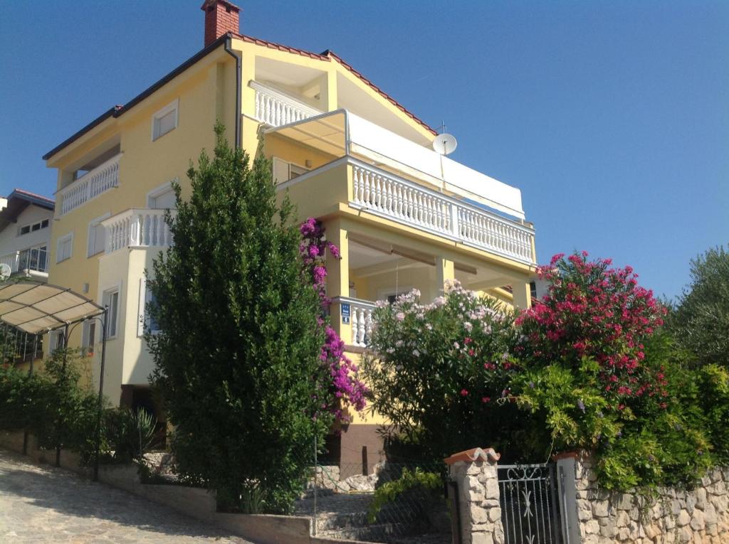 una grande casa gialla con alberi di fronte di Villa Manja a Pirovac (Slosella)