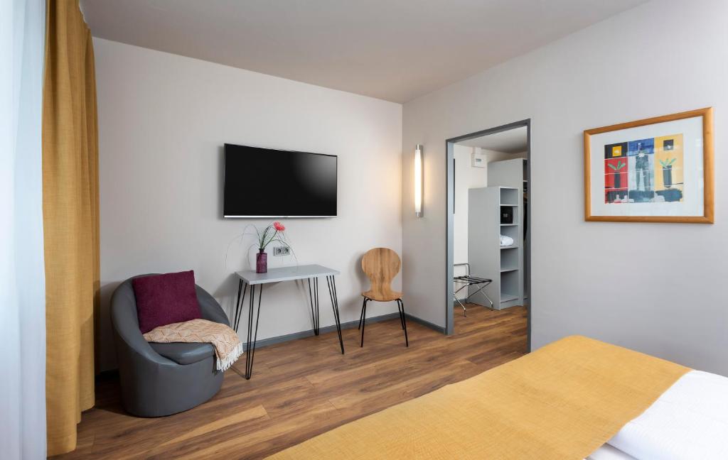 TV a/nebo společenská místnost v ubytování SORAT Hotel Berlin