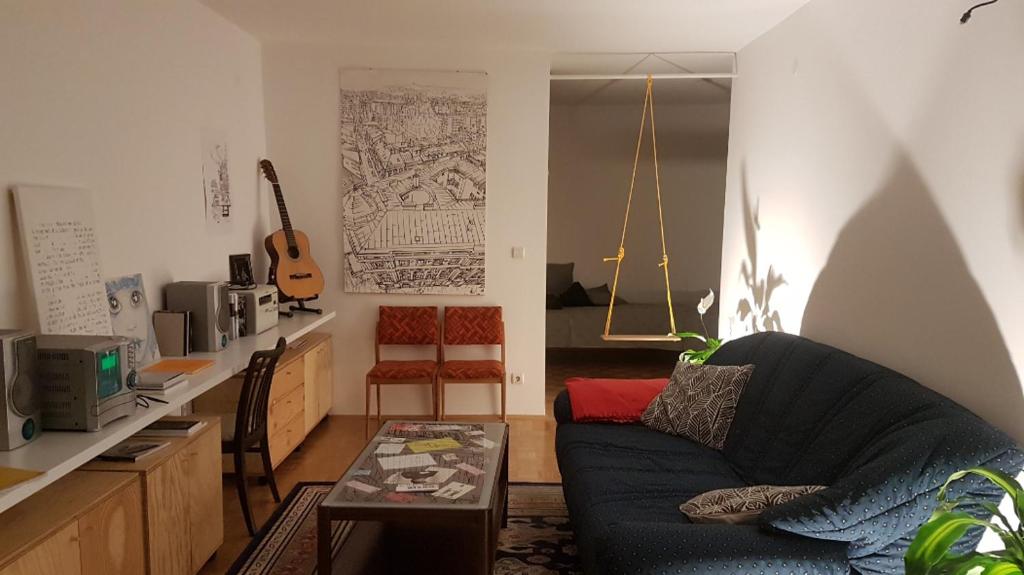 ein Wohnzimmer mit einem Sofa und einem Tisch in der Unterkunft UNIT4SIX in Sarajevo