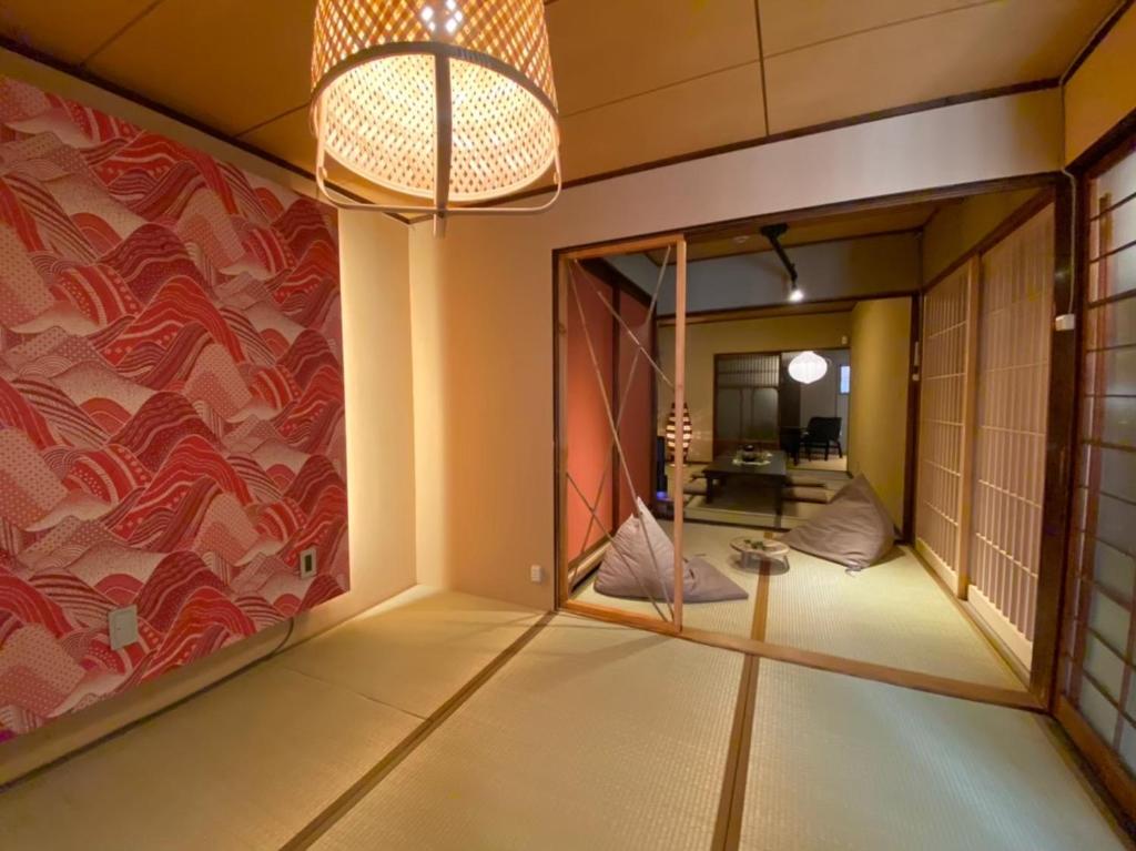 Cette chambre comprend un miroir et un mur. dans l'établissement Machiya Kikunoya Hanare, à Nagoya