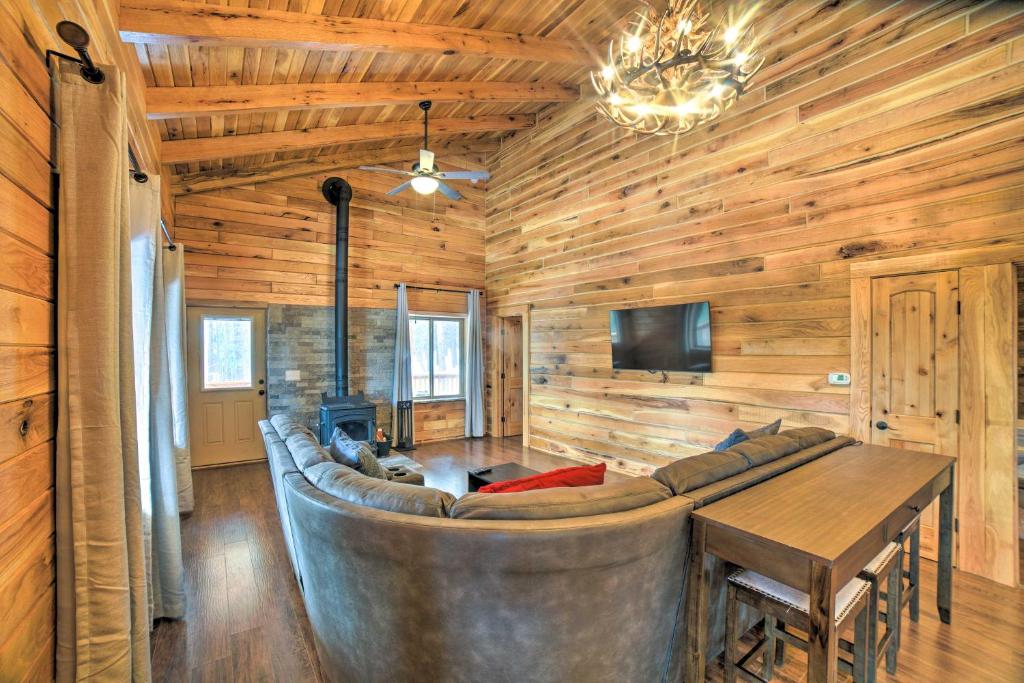 Μια τηλεόραση ή/και κέντρο ψυχαγωγίας στο Woodsy Mountain Cabin 2 Mi to Angel Fire Resort!