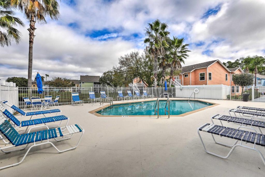 einen Pool mit blauen Stühlen, einem Zaun und Palmen in der Unterkunft Beautiful Kissimmee Villa Less Than 8 Mi to Disney! in Kissimmee