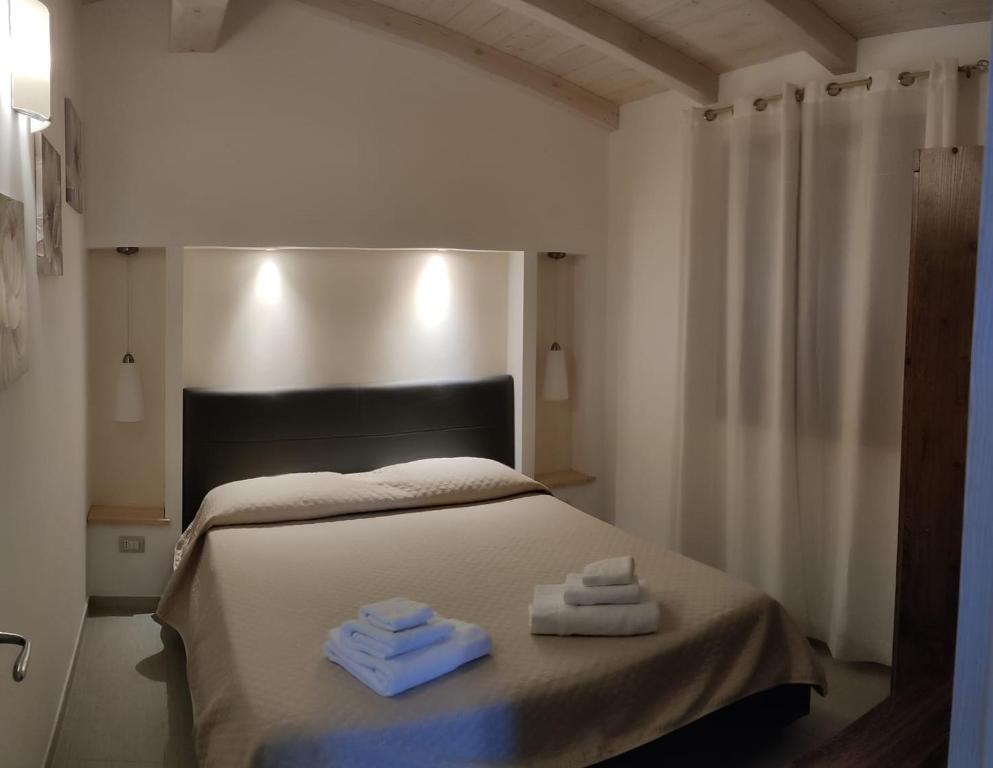 A bed or beds in a room at La LocanDina