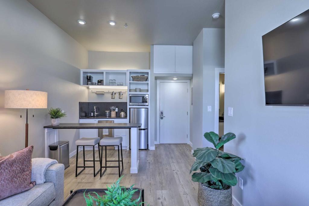 Una cocina o zona de cocina en San Marcos Apartment with Off-Street Parking!