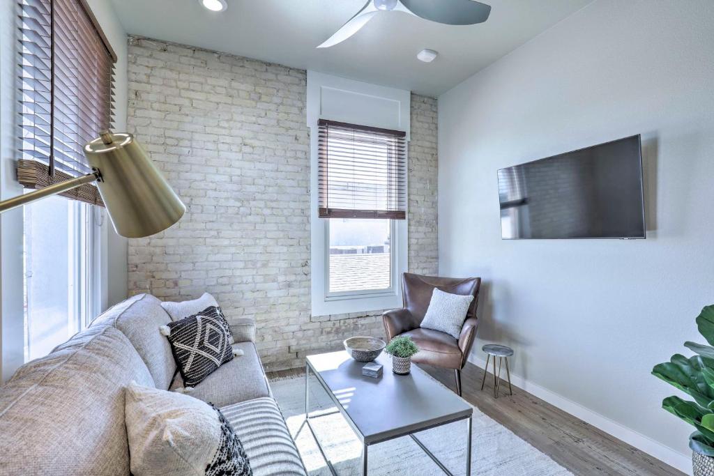Μια τηλεόραση ή/και κέντρο ψυχαγωγίας στο Bright San Marcos Apartment with Ideal Location