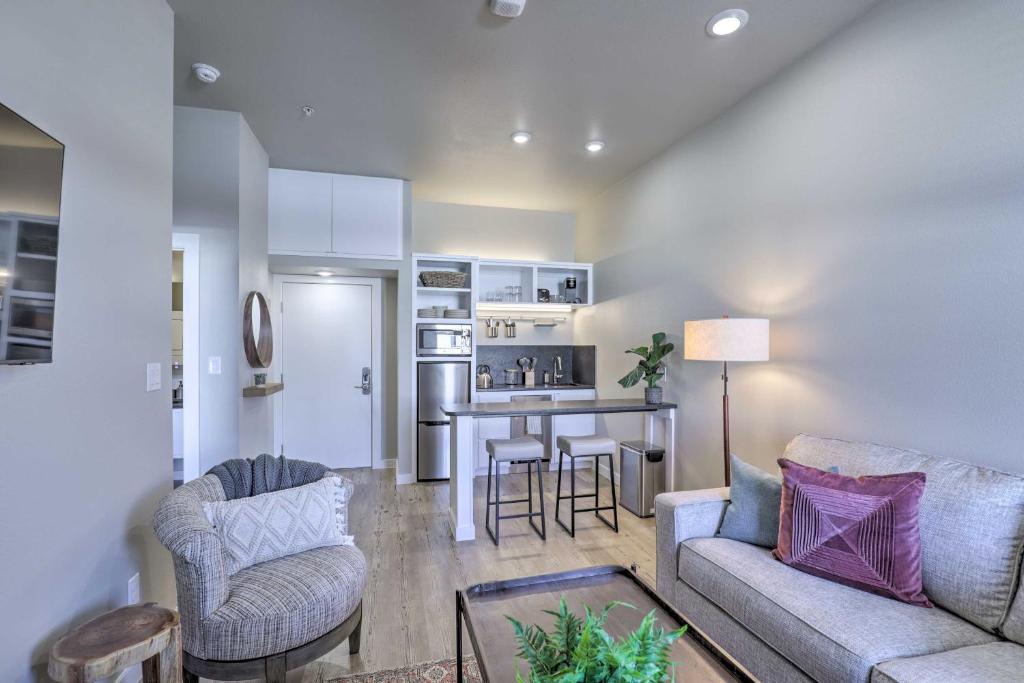 Η κουζίνα ή μικρή κουζίνα στο Centrally Located San Marcos Unit with Parking!