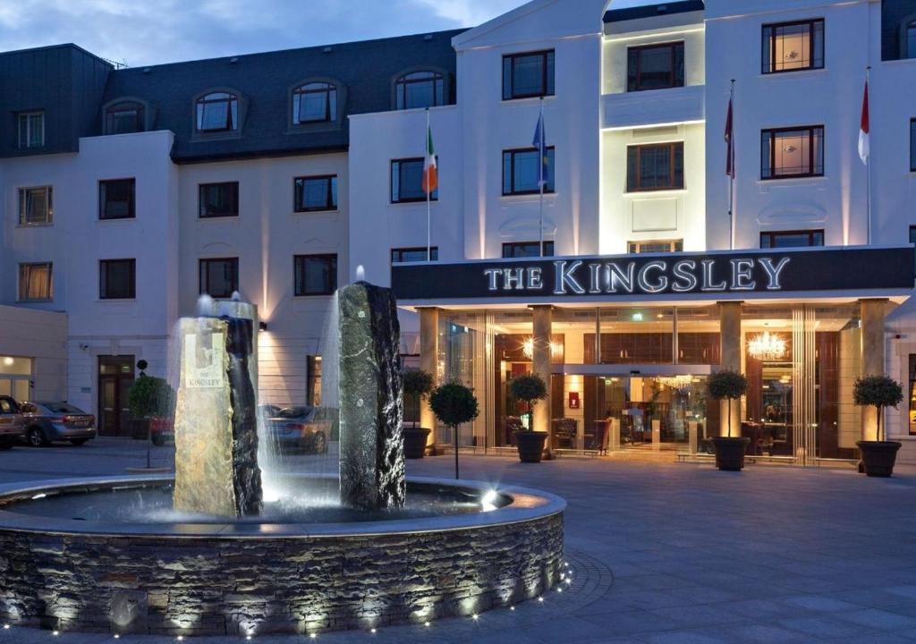 un hotel con una fuente frente a un edificio en The Kingsley Hotel en Cork