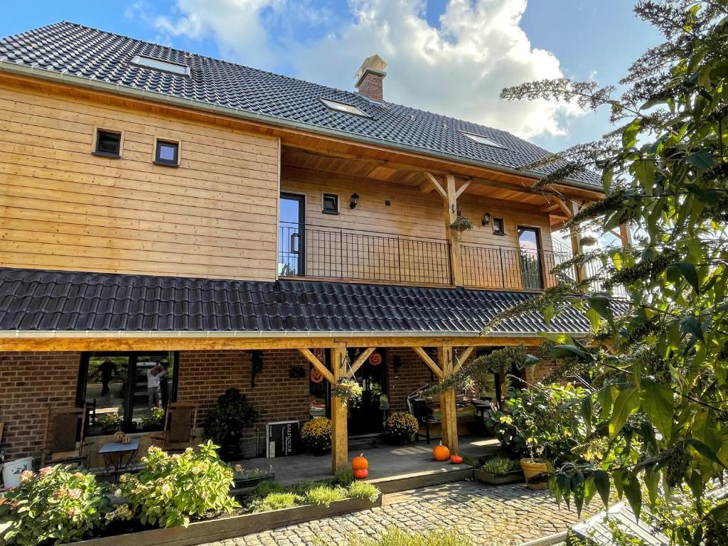 une maison avec un grand toit en haut dans l'établissement Hallerbos B&B in Bluebell Forest, à Halle