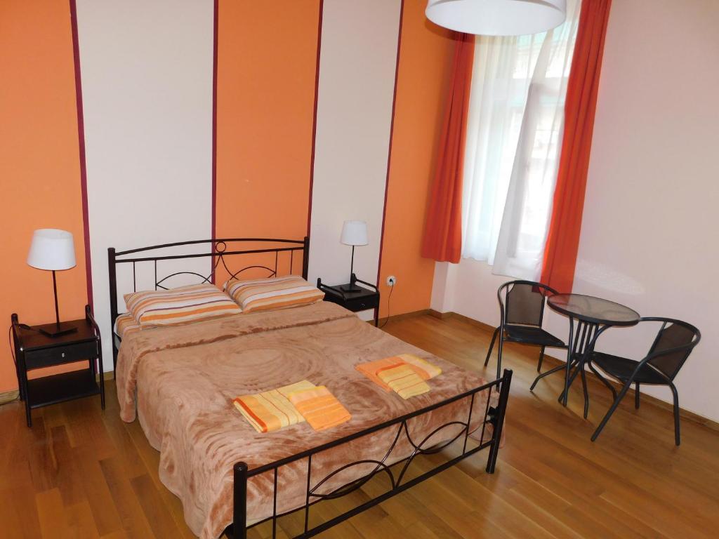 1 dormitorio con 1 cama, mesa y sillas en Petaluda House 5 en Atenas
