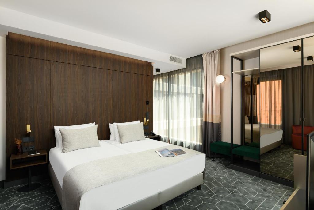 Postel nebo postele na pokoji v ubytování Emerald Hotel by Continental Group