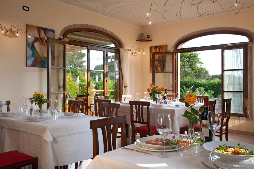 Reštaurácia alebo iné gastronomické zariadenie v ubytovaní Borgo di Pomaia
