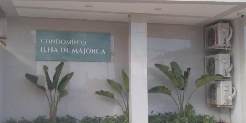 una señal en el lado de un edificio con dos plantas en Apto Cond.Ilha de Majorca, en Bombinhas