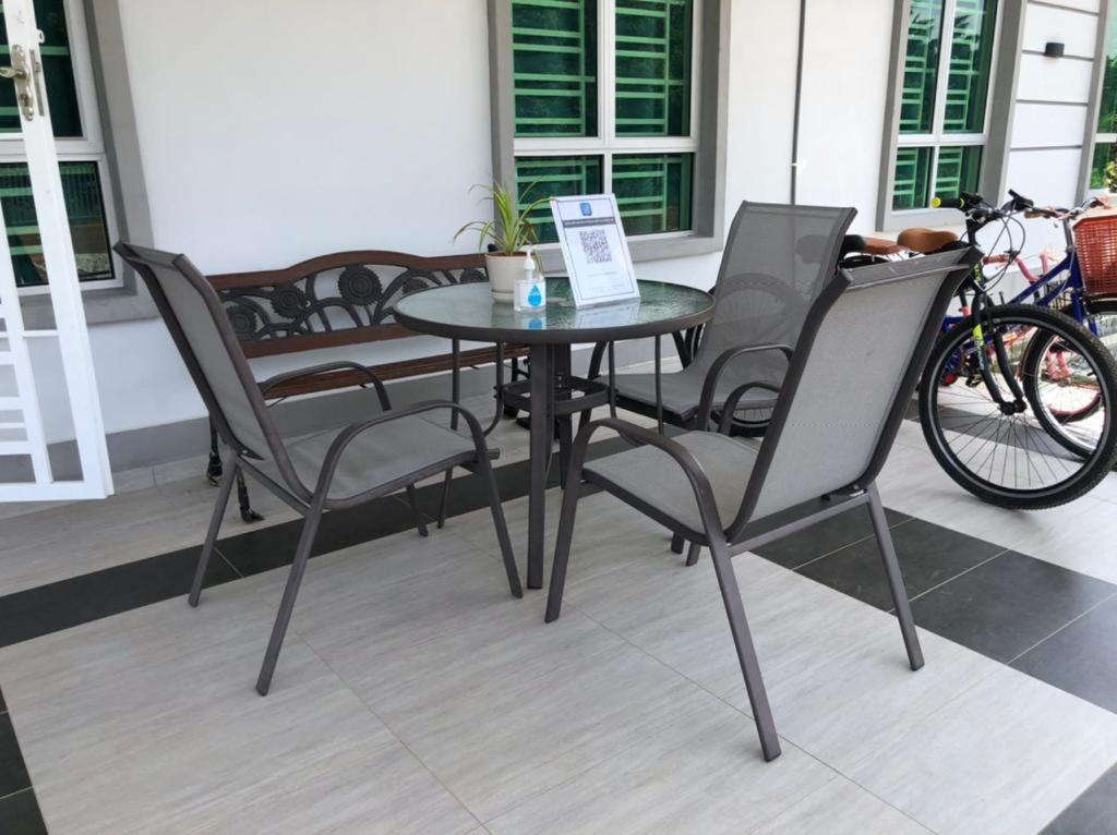 Rumah Putih Homestay (RPH) - Casa De Cuatro Dormitorios