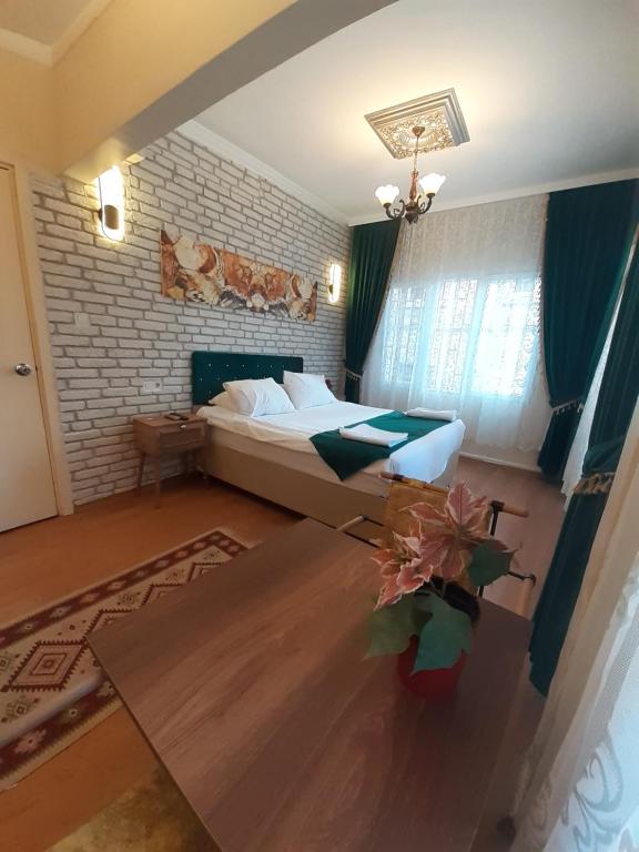 1 dormitorio con cama y pared de ladrillo en Stone Home Apart, en Estambul