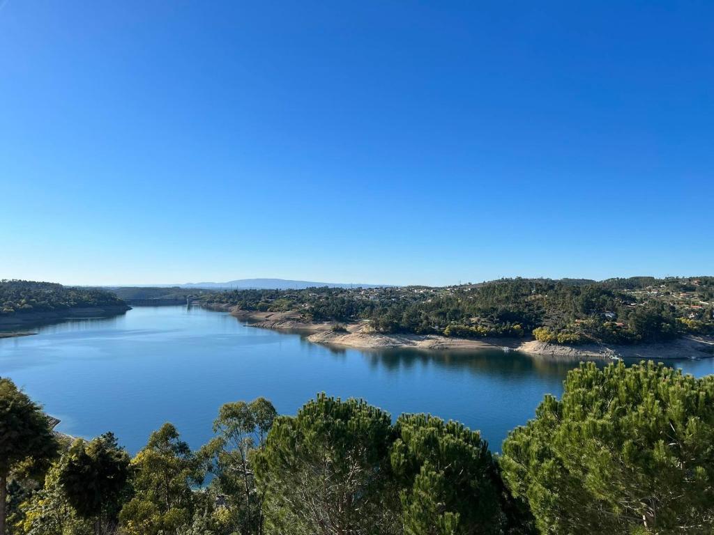 uitzicht op een rivier vanaf de top van een heuvel bij Casa do Rio in Abrantes