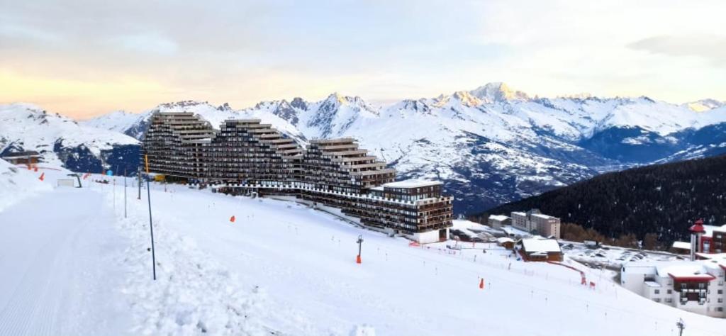 una estación de esquí en una pista nevada con montañas en Studio de la Marmotte - Aime 2000, en Aime La Plagne