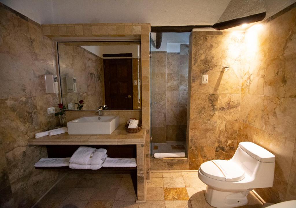 un bagno con un water e un lavandino di Hatun Inti Boutique a Machu Picchu
