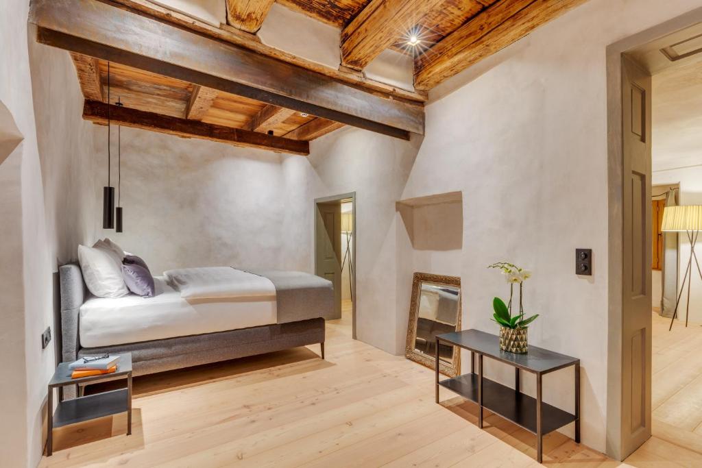 a bedroom with a bed and a table at Boutiquehotel Rattenberg in Rattenberg