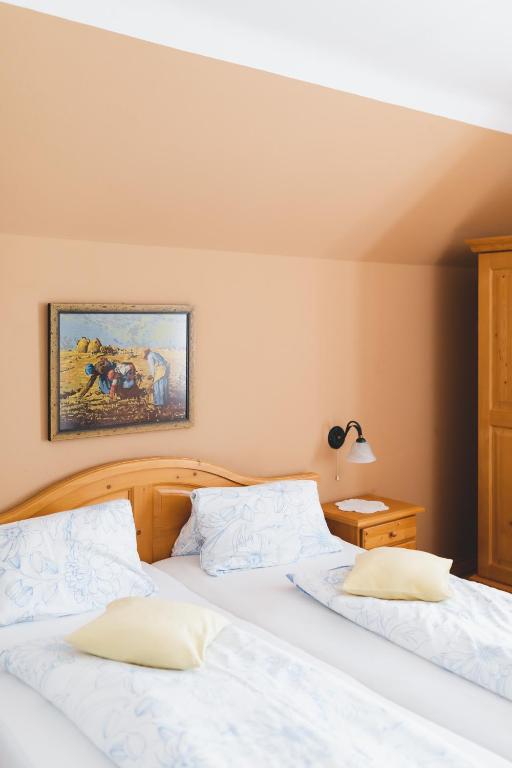 Een bed of bedden in een kamer bij Weingut Peter Grill
