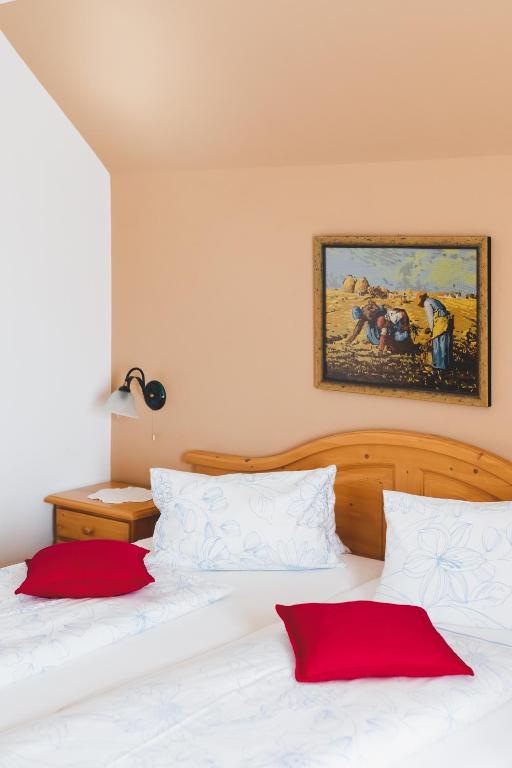 Een bed of bedden in een kamer bij Weingut Peter Grill