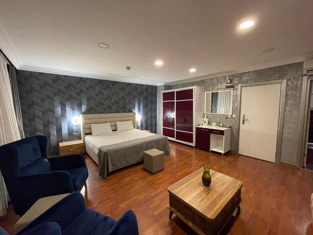 1 dormitorio con cama, sofá y mesa en Galata Moon Hotel, en Estambul