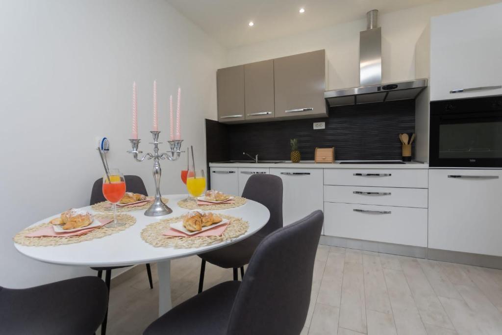 Kuchyň nebo kuchyňský kout v ubytování Bloom Apartment