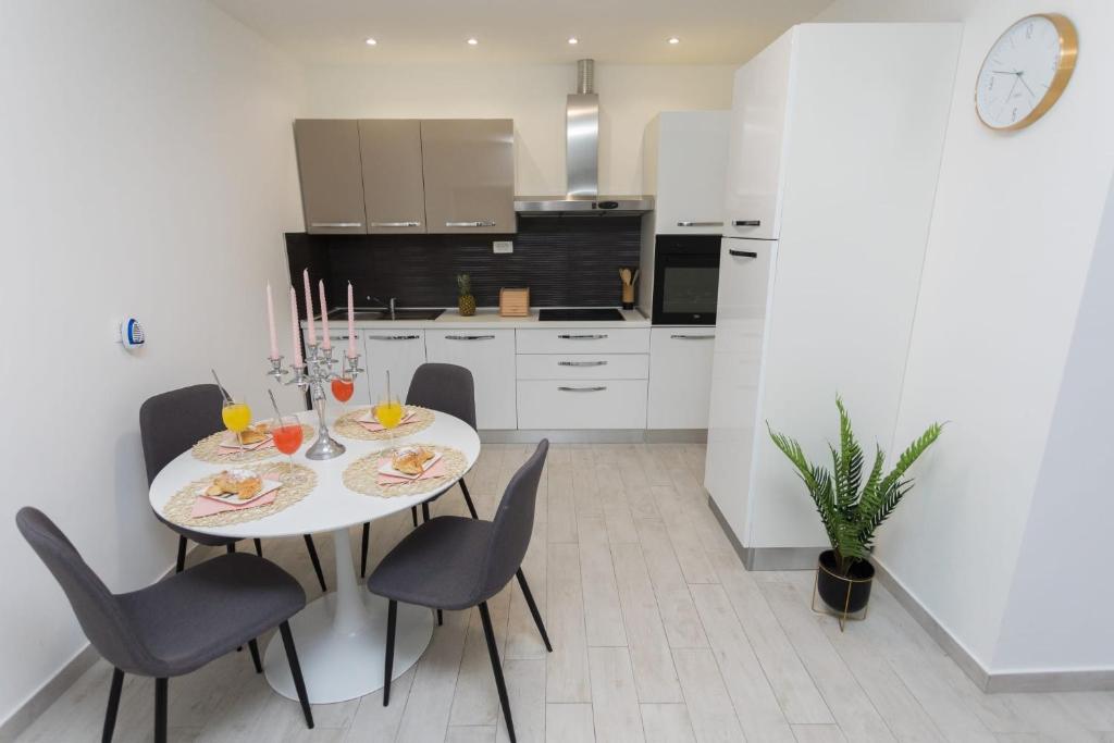 Kuchyň nebo kuchyňský kout v ubytování Bloom Apartment