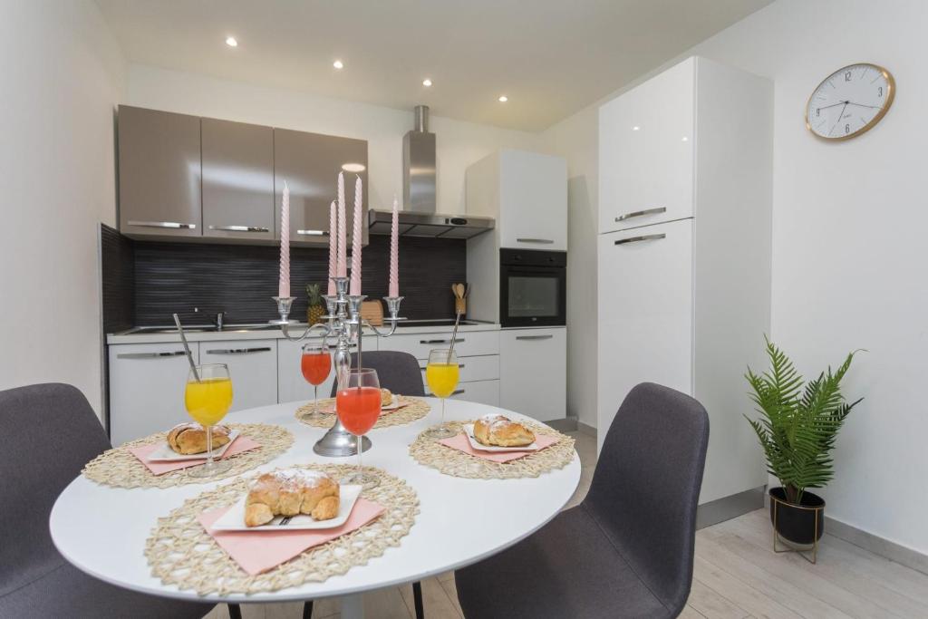 Kuchyň nebo kuchyňský kout v ubytování Bloom Apartment