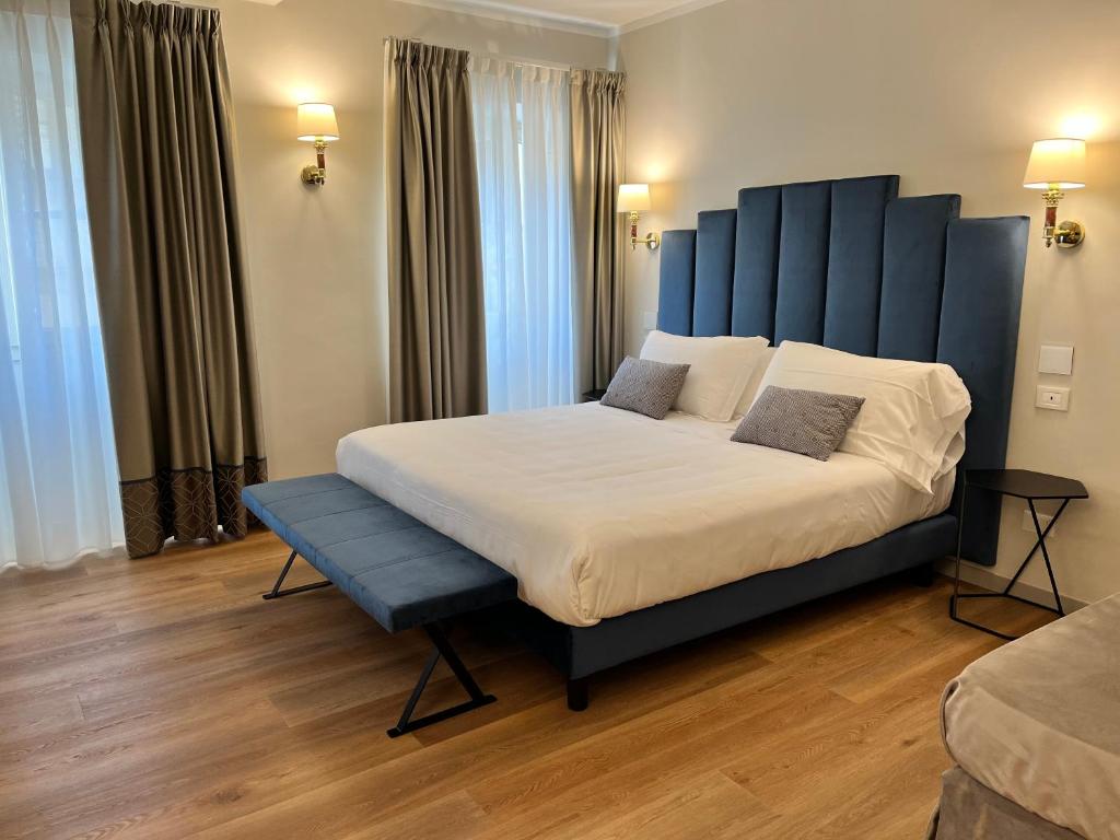 Un pat sau paturi într-o cameră la Corte dei Sogni Boutique Hotel & spa