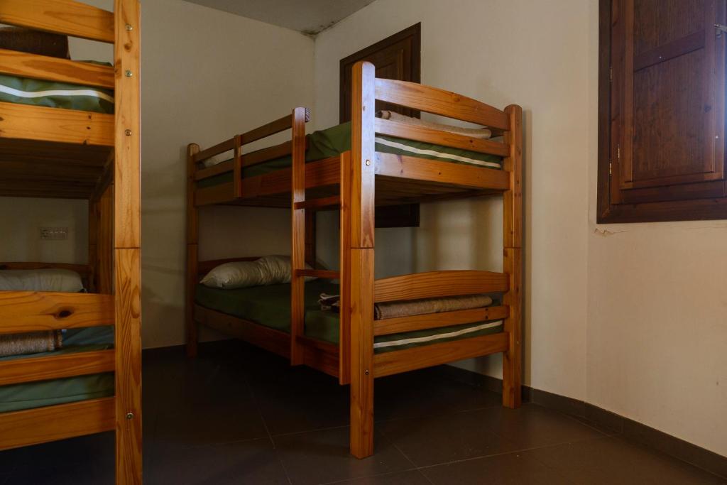 Palanda nebo palandy na pokoji v ubytování UNDUESINA Albergue Undués de Lerda