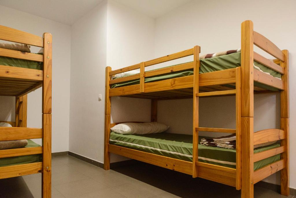 Palanda nebo palandy na pokoji v ubytování UNDUESINA Albergue Undués de Lerda