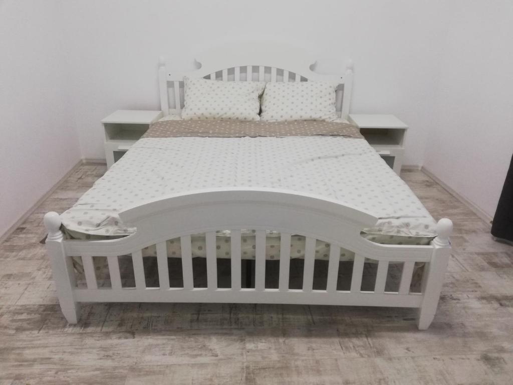 a white crib in a bedroom with a white wall at Apartament Central Salvo in Turda