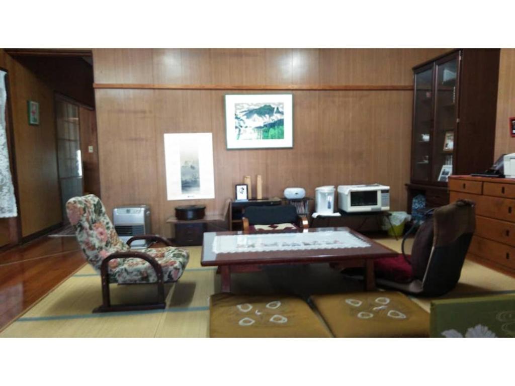 sala de estar con mesa y sillas en Guesthouse Farmor - Vacation STAY 15083v, en Imabari