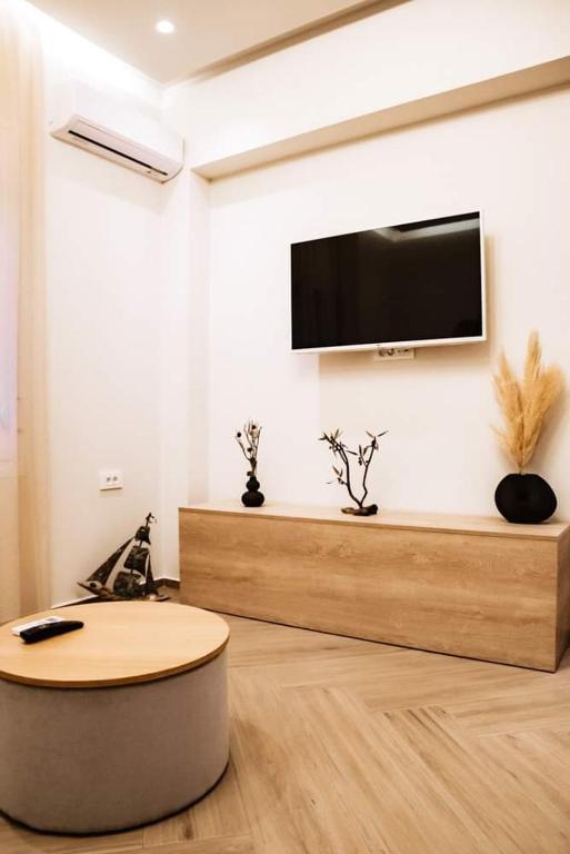 Televízia a/alebo spoločenská miestnosť v ubytovaní Syvota Apartments Family