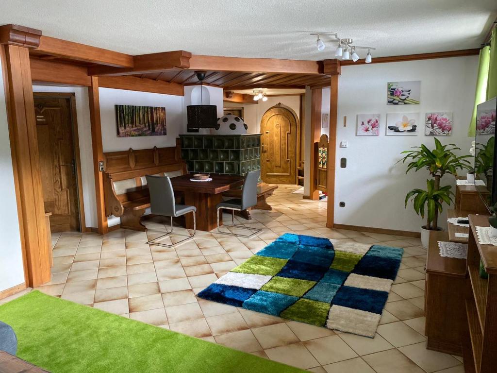 sala de estar con mesa y alfombra verde en Ferienwohnung Scheiblechner, en Göstling an der Ybbs
