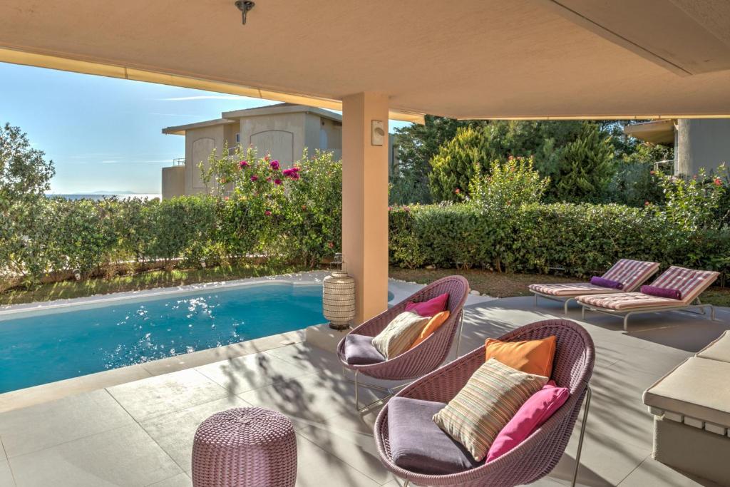 Bazén v ubytování Luxurious Villa Philoxenia nebo v jeho okolí