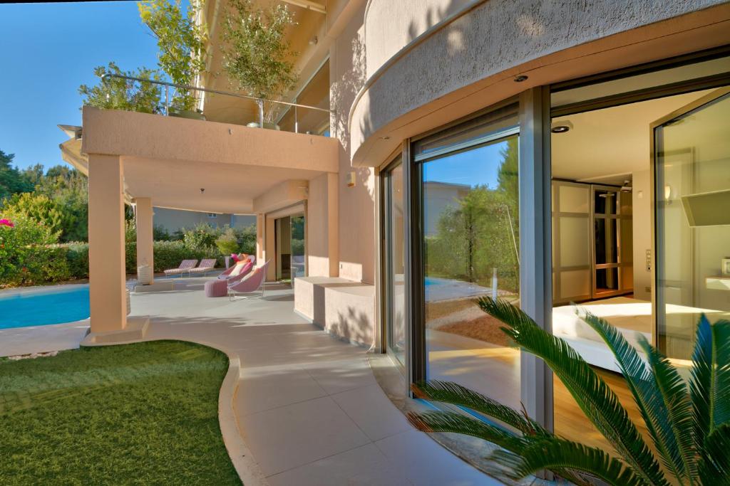 Bazén v ubytování Luxurious Villa Philoxenia nebo v jeho okolí