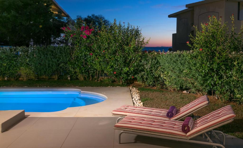 Bazén v ubytování Luxurious Villa Philoxenia nebo v jeho okolí