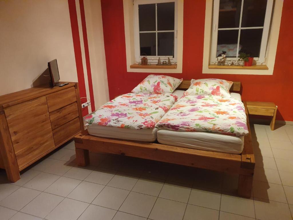 1 cama en una habitación con 2 ventanas en Eifel Glück, en Hürtgenwald