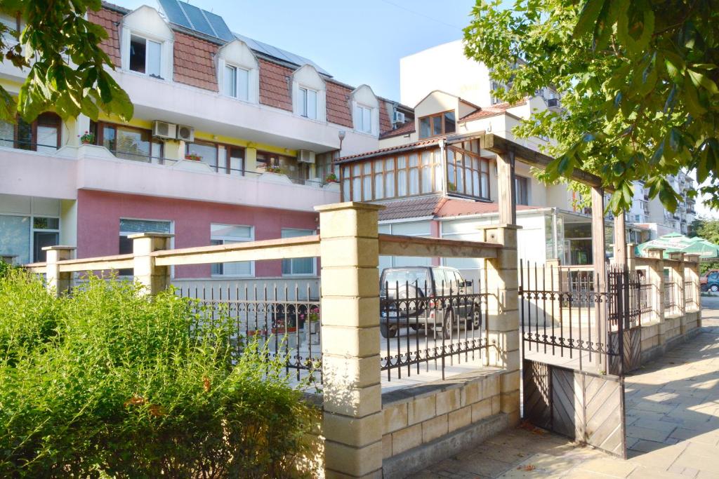 a fence in front of a building at Hotel Wesso in Kavarna