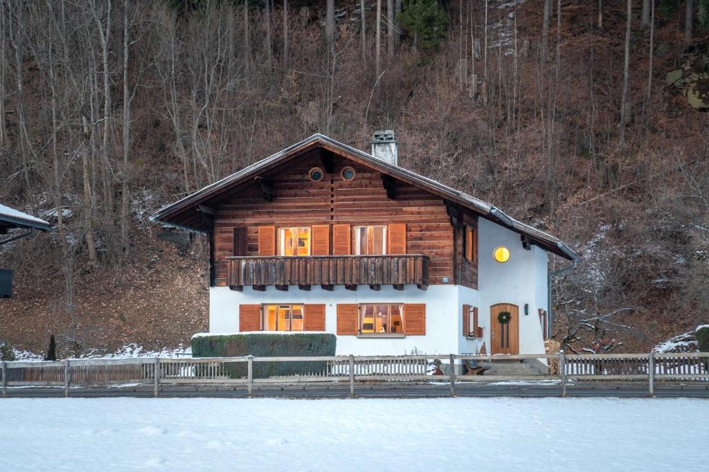 een houten huis tegenover een berg bij Haus Buachwald in Schruns