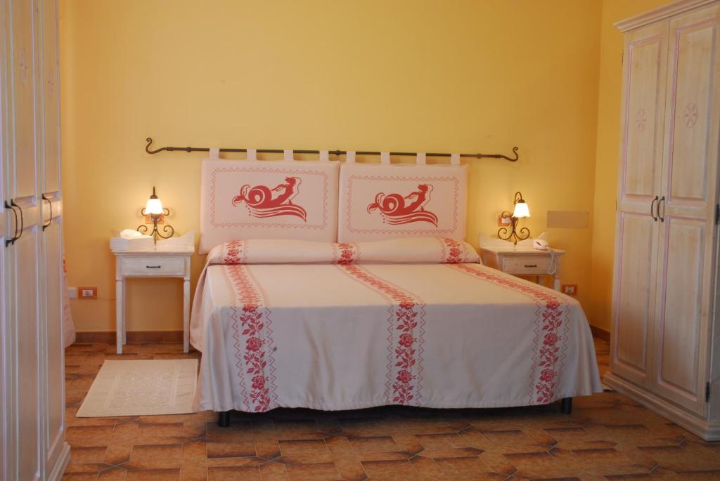 A bed or beds in a room at LE NEREIDI Hotel & Residence con Piscina-Tennis-Fitness-Parcheggio coperto-Sala Conferenze
