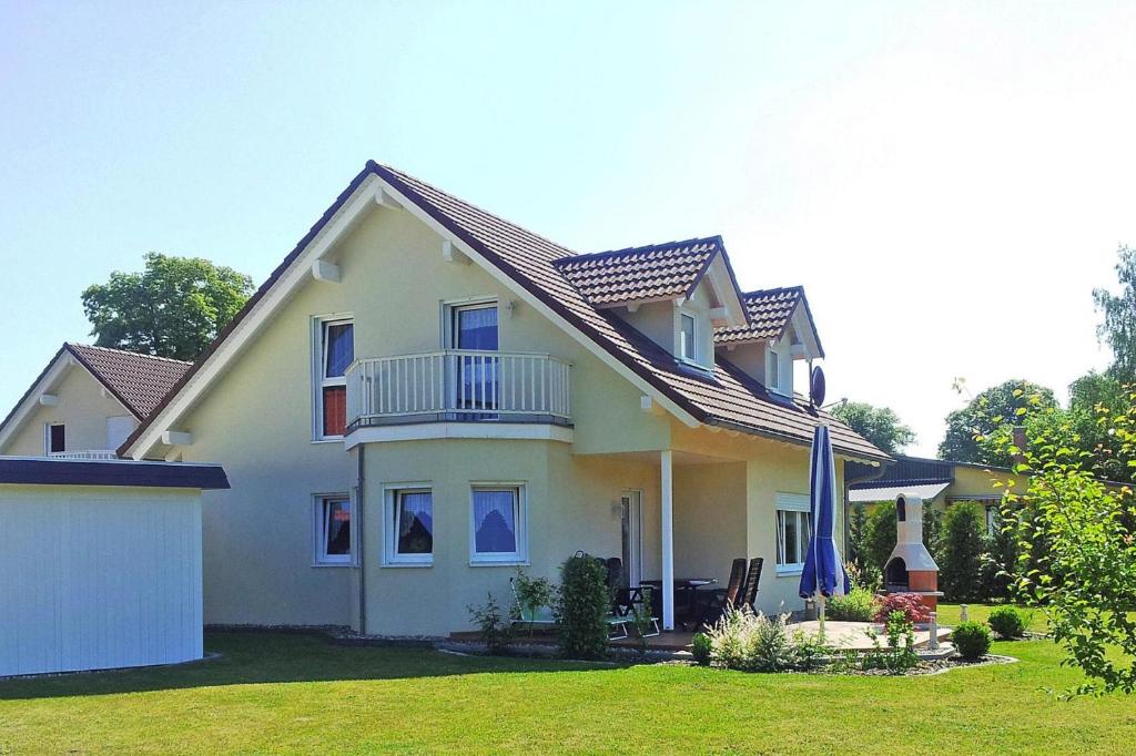 una casa con una bandera en el patio en Ferienhaus Möwe in Mirow, en Mirow