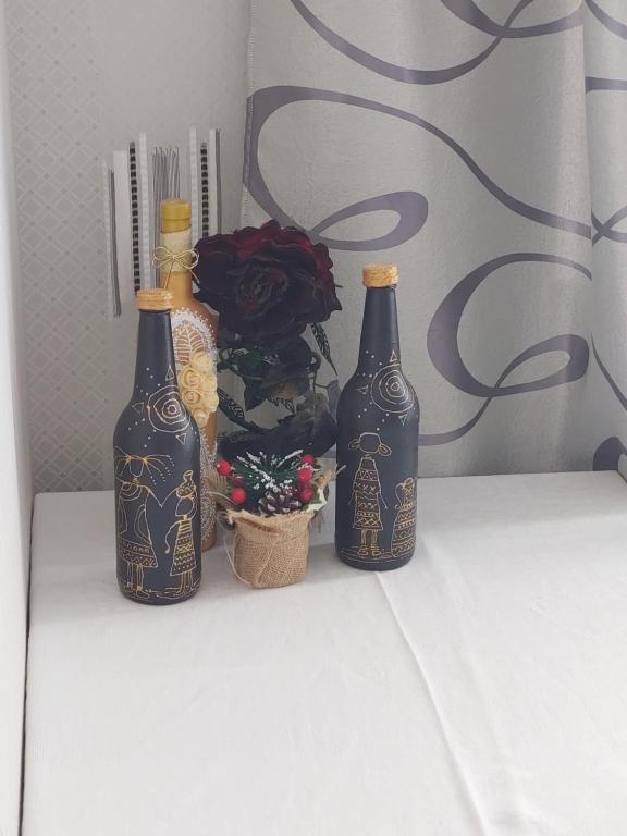 três garrafas em cima de uma mesa em Holiday Home Summer em Tbilisi