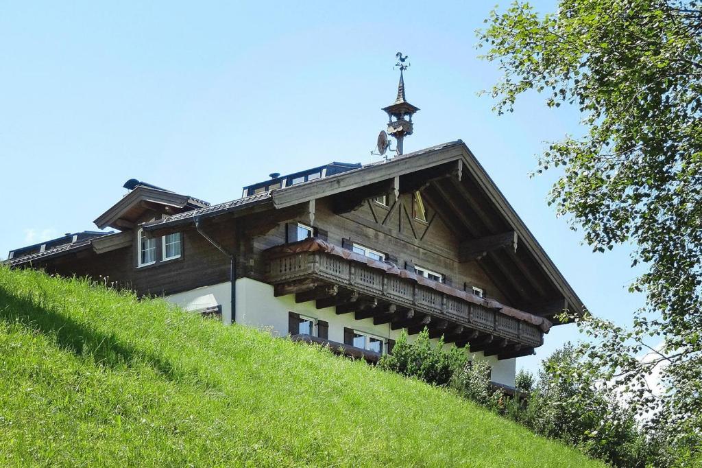 un edificio en una colina con una cruz en el techo en Landhaus Salzburg, Dienten, en Dienten am Hochkönig